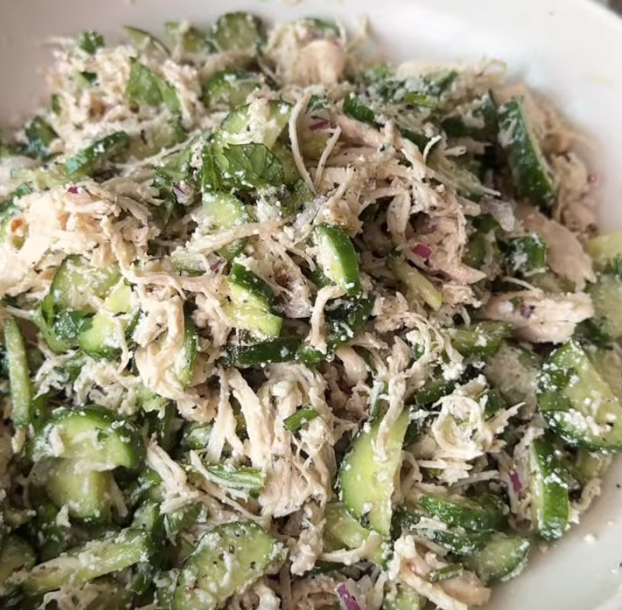 Ensalada de pepino y pollo estilo griega