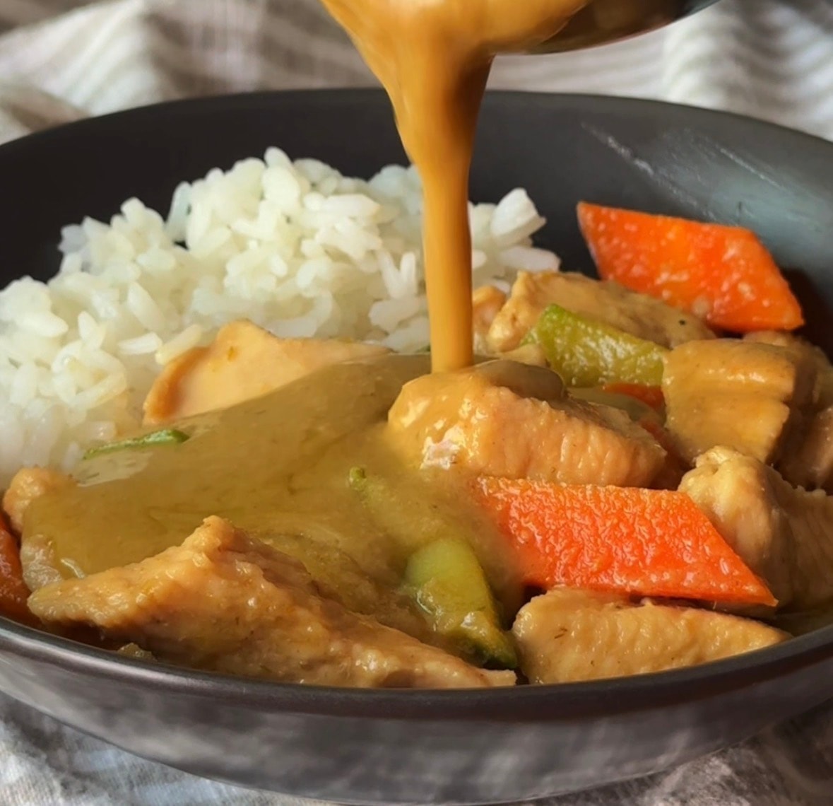 Curry cremoso con coco y pollo