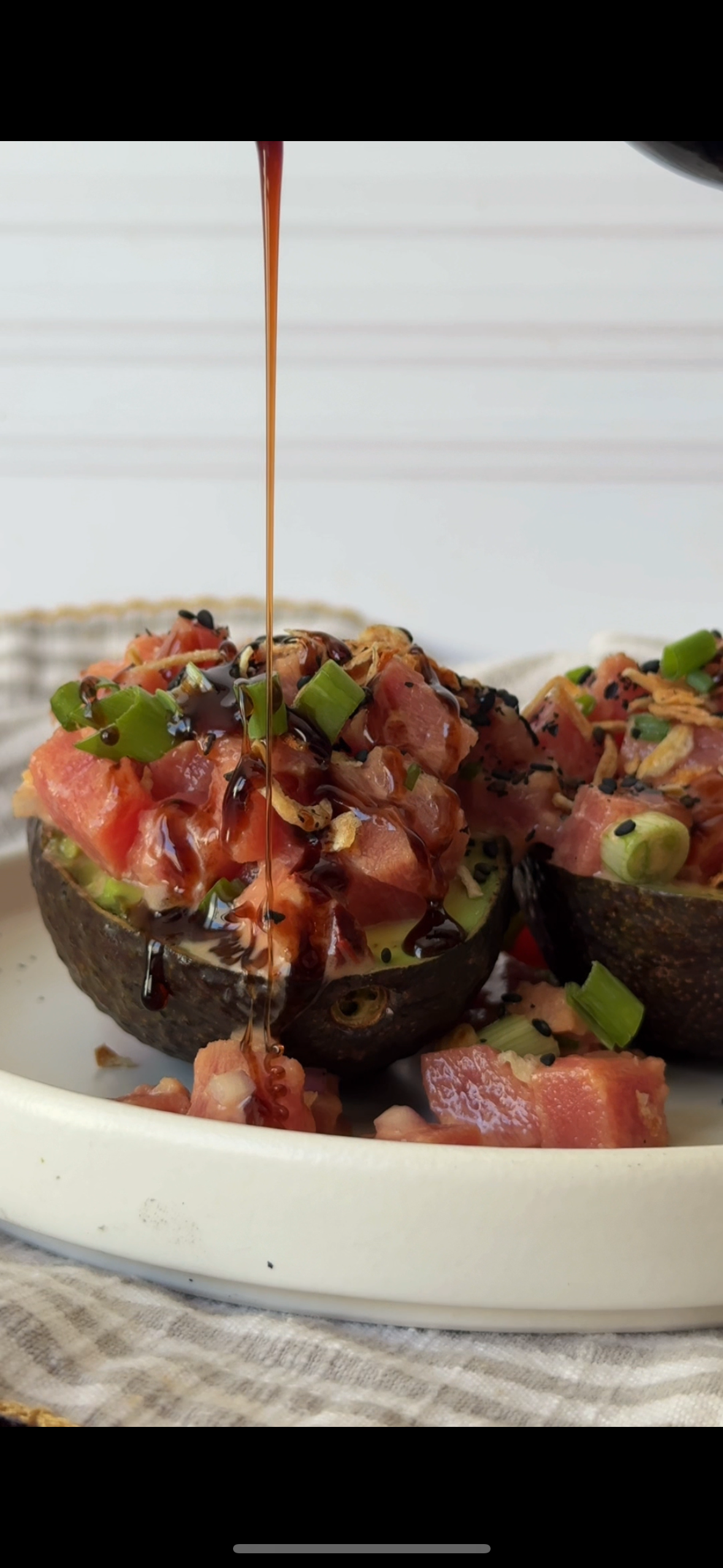Aguacate relleno de atún saludable