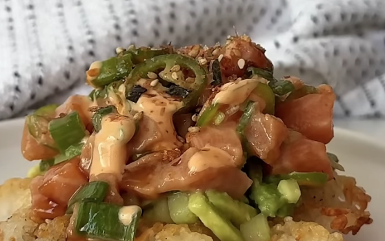 Salmon crispy rice waffle saludable