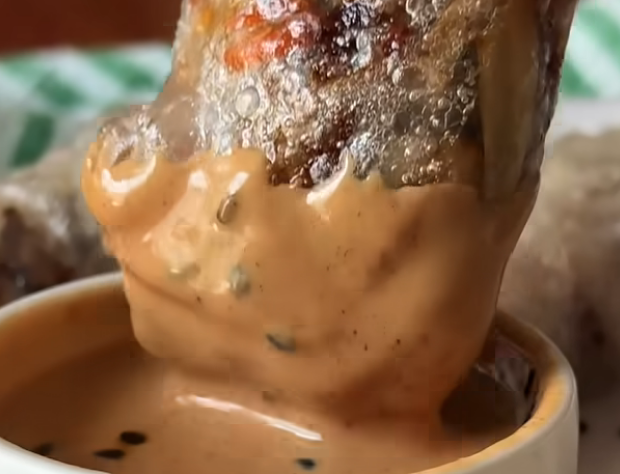 Rollitos en hoja de arroz crujientes en freidora de aire