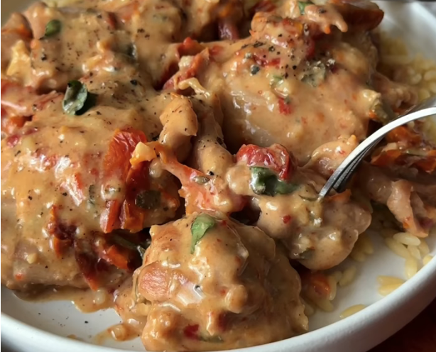 Muslos de pollo cremosos saludables altos en proteína